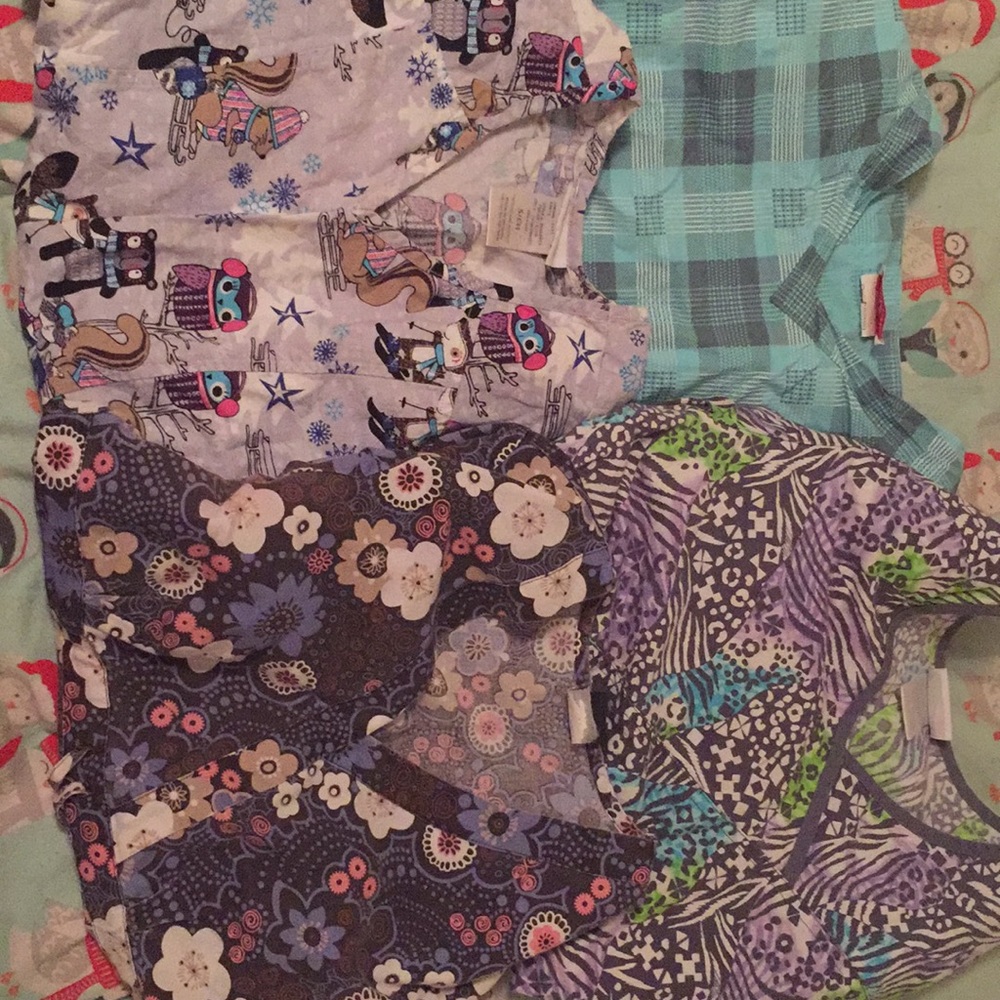 Scrub top lot size S.